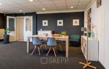Kantoorruimte met tafel en stoelen, sfeervolle inrichting op Kamerlingh Onnesweg 10, Barendrecht.
