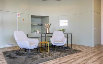 Moderne kantoorruimte huren aan Kamerlingh Onnesweg 10 in Barendrecht met stijlvolle fauteuils en een strakke inrichting. Ideaal voor zakelijke ontmoetingen in een rustgevende omgeving.