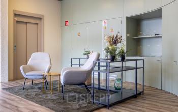 Lichte, uitnodigende kantoorruimte met zithoek, fris meubilair en houten vloer, perfect voor ontspanning of informeel overleg. Ideaal voor kantoorruimte huren in Barendrecht.
