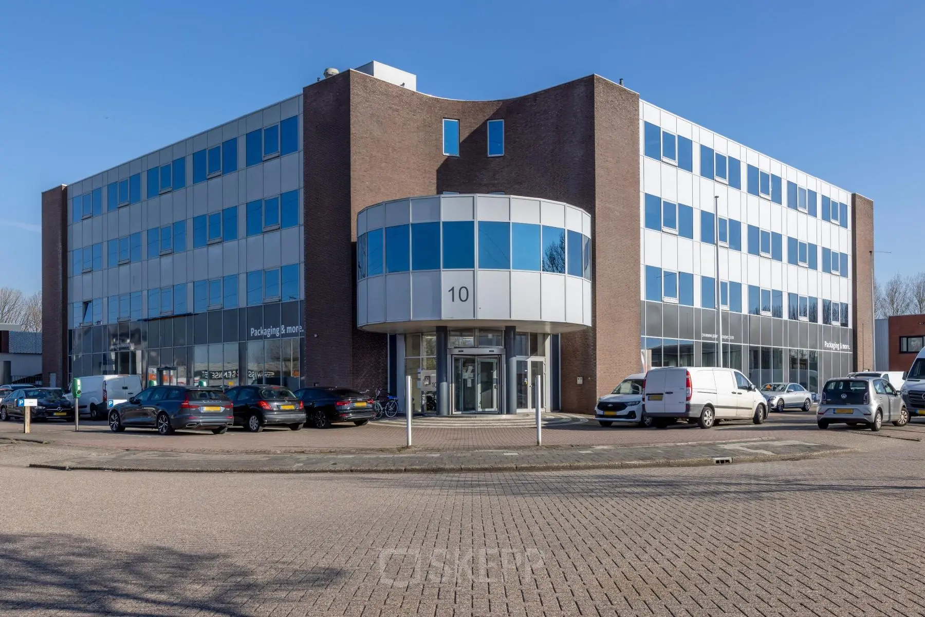 Buitenzijde van een modern kantoorpand aan de Kamerlingh Onnesweg 10 in Barendrecht met parkeerplaatsen aan de voorkant. Geschikt voor kantoorruimte huren.