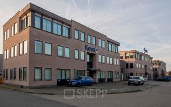 Kantoorpand op Veemweg 29-31 in Barneveld met parkeergelegenheid aan de voorzijde.