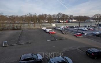Parkeerplaats bij Veemweg 29-31 in Barneveld voor kantoorpand huur.