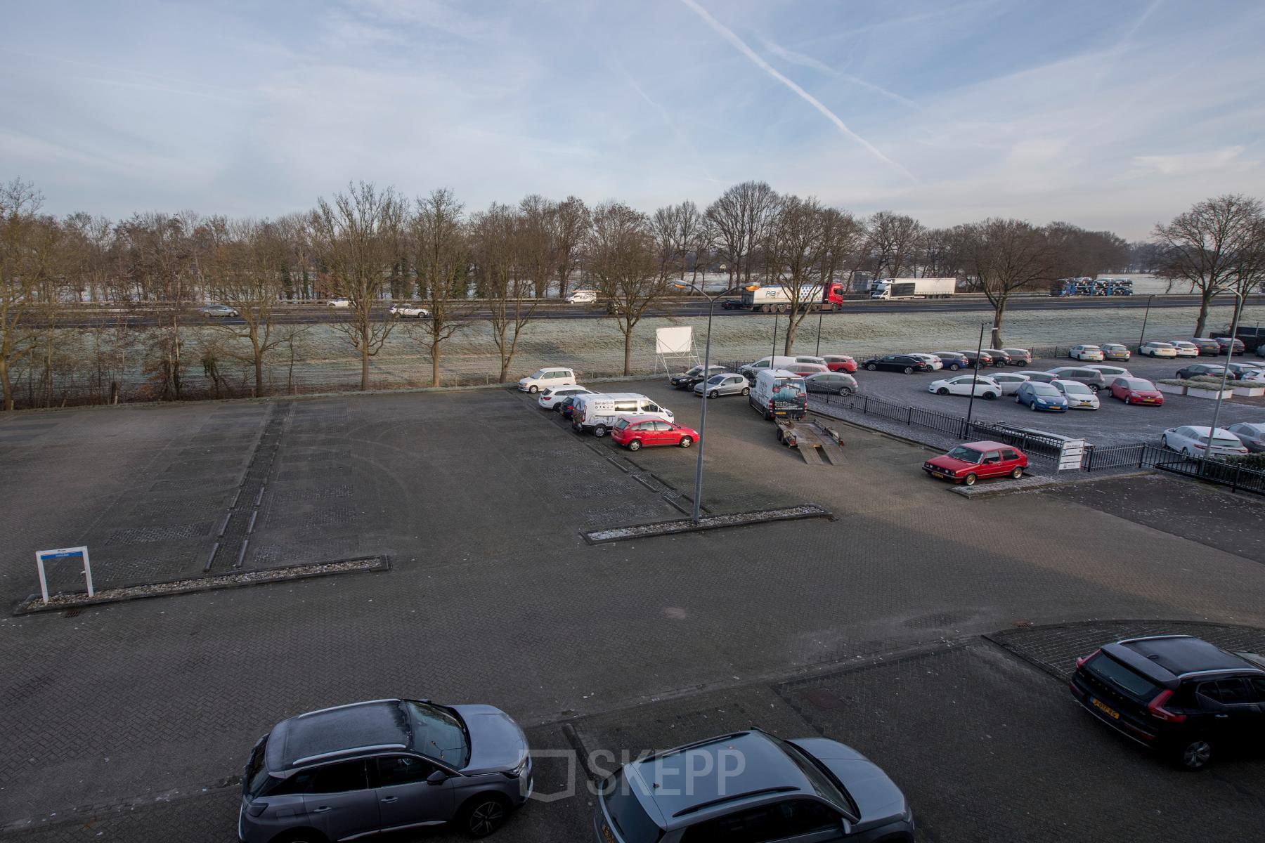 Parkeerplaats bij Veemweg 29-31 in Barneveld voor kantoorpand huur.