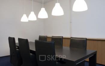 vergaderruimte beschikbaar berg en terblijt rijksweg tafel stoelen lampen
