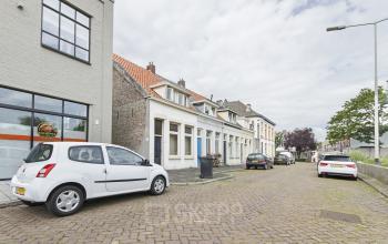 achterkant kantoorruimte auto's parkeren