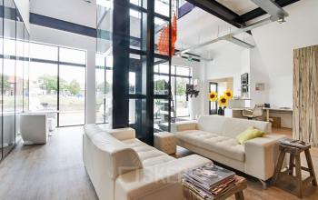 Modern ingerichte kantoorruimte op Bruinevisstraat 32 in Bergen op Zoom met comfortabele zithoek en grote ramen.