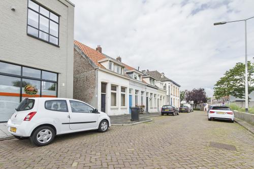 achterkant kantoorruimte auto's parkeren