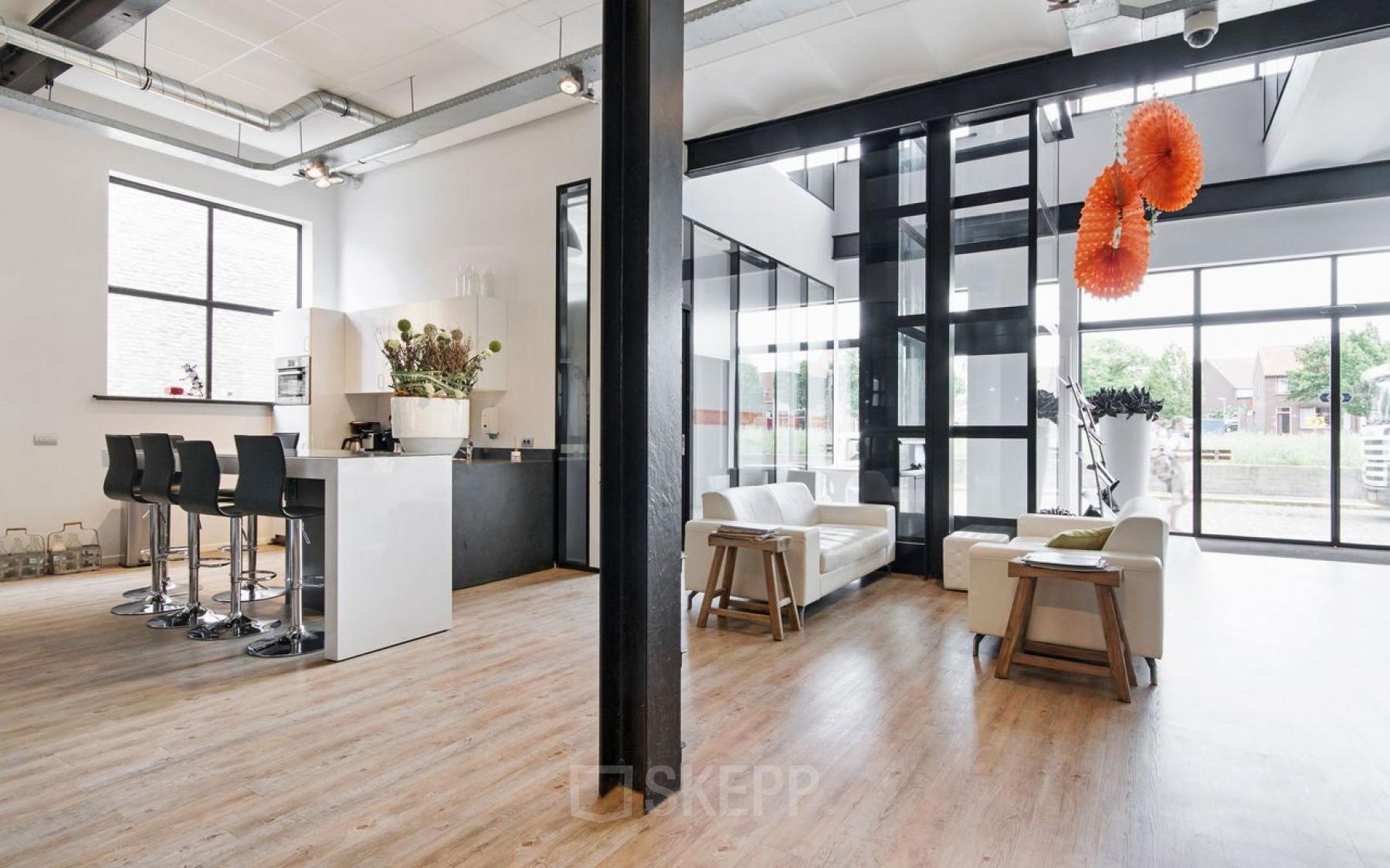 Moderne kantoorruimte in kantoorpand aan Bruinevisstraat 32, Bergen op Zoom, met houten vloer en stijlvol meubilair.