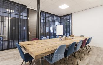 vergaderruimte huren in bergen op zoom gekleurde stoelen