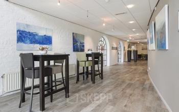 hal in kantoorgebouw hoge tafels en stoelen