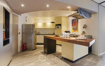 keukentje in kantoorgebouw barretje koelkast