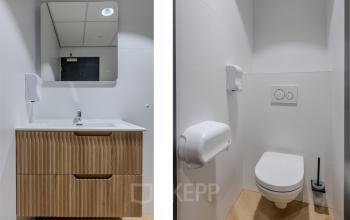 Fris en modern kantoorpand interieur met houten wastafelmeubel en toilet, ideaal voor huren in Bergen op Zoom op Rijtuigweg 10.