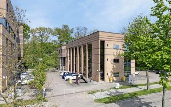 Exterieur van het kantoorpand op Rijtuigweg 10, Bergen op Zoom, omgeven door groen en parkeerterreinen. Geschikt voor kantoorruimte huren met moderne voorzieningen.