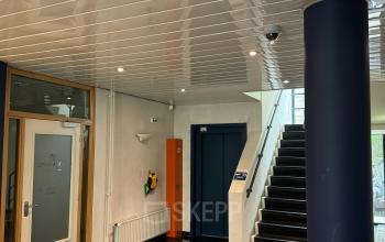 Entree van kantoorpand aan de Rijtuigweg 10 in Bergen op Zoom, met moderne afwerking. Mogelijkheid tot kantoorruimte huren in zakelijk pand.