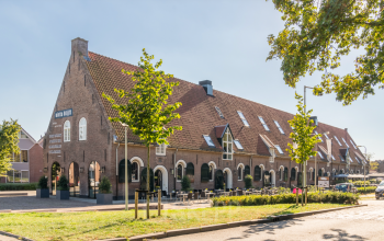 Historisch kantoorpand op Blokstallen 2B, Bergen op Zoom, met charmante details en groene omgeving. Ideaal voor kantoorruimte huren.