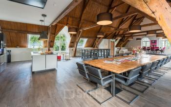 Ruime kantoorpand op Blokstallen 2B in Bergen op Zoom met houten details, een lange tafel en moderne inrichting. Ideaal voor kantoorruimte huren.