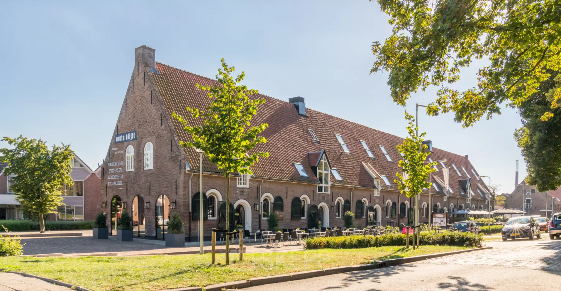 Historisch kantoorpand op Blokstallen 2B, Bergen op Zoom, met charmante details en groene omgeving. Ideaal voor kantoorruimte huren.