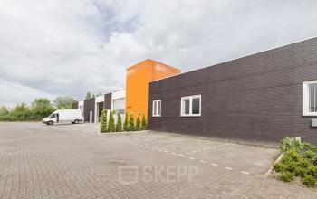 Buitenzijde kantoorgebouw Poortweg parkeerruimten
