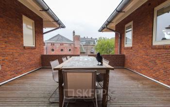 Dakterras, vergaderruimte en andere faciliteiten aanwezig