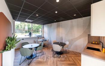 Moderne kantoorpandruimte op De Maas 8 in Best met zitgedeelte en ramen. Te huur inclusief stijlvolle stoelen en tafels. Ideaal voor bedrijfsbijeenkomsten of informele gesprekken.