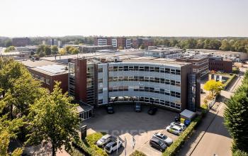Exterieur van het kantoorpand op De Maas 8, Best, met moderne architectuur en ruime parkeerfaciliteiten voor degenen die kantoorruimte willen huren.