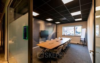 Stijlvolle en functionele vergaderruimte in een kantoorpand op De Maas 8, Best, voorzien van moderne faciliteiten en comfortabel meubilair. Ideaal voor wie kantoorruimte wil huren die inspirerend en professioneel is.