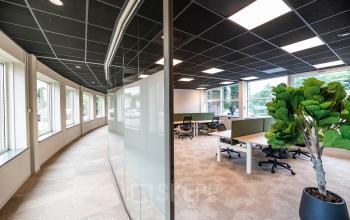 Moderne kantoorruimtes huren op De Maas 8 in Best, met ruime werkplekken, grote ramen voor natuurlijk licht, en een stijlvolle inrichting. Ideaal voor een productieve werkomgeving in een professioneel kantoorpand.