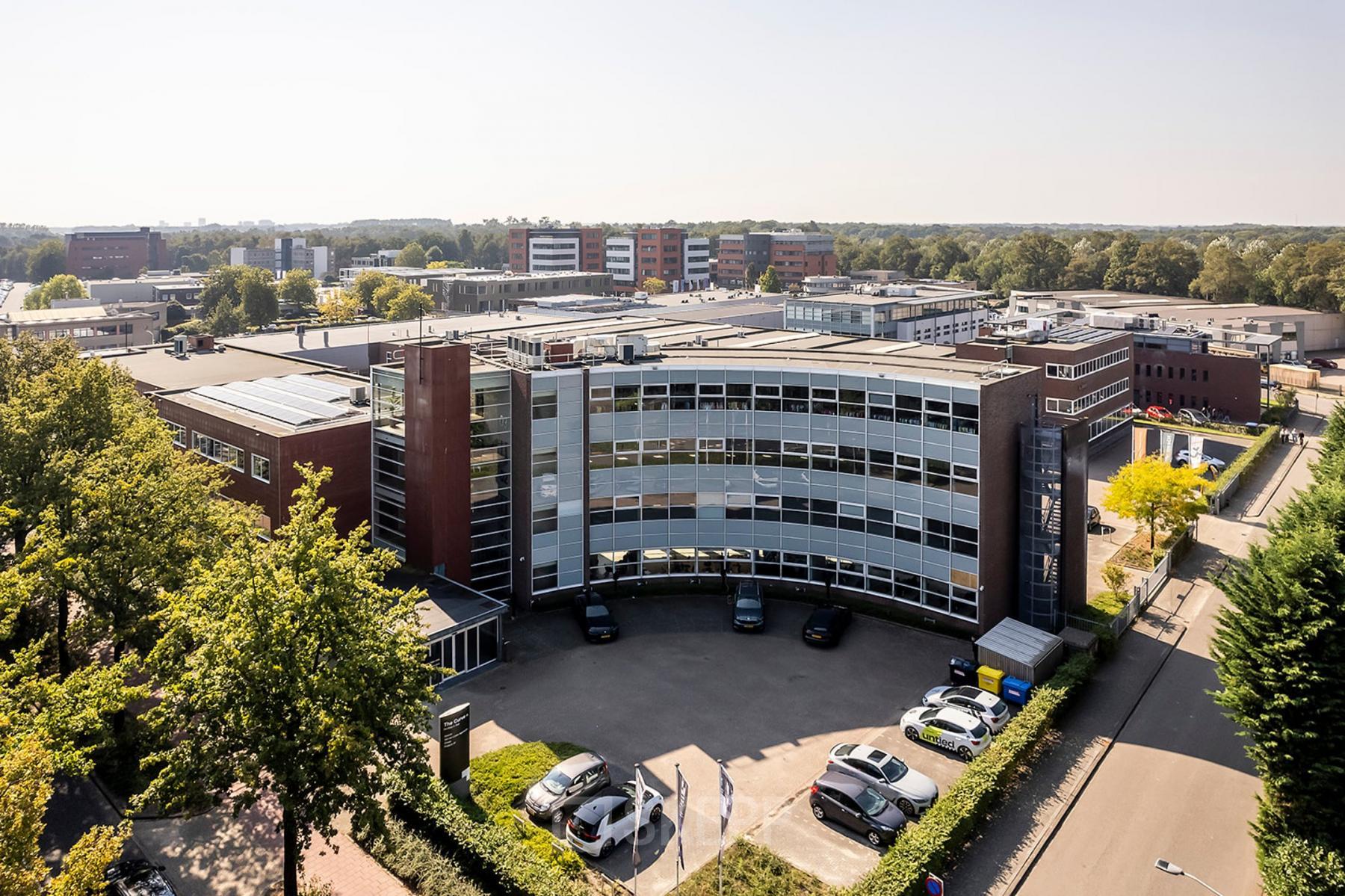 Exterieur van het kantoorpand op De Maas 8, Best, met moderne architectuur en ruime parkeerfaciliteiten voor degenen die kantoorruimte willen huren.