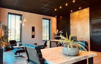 Modern kantoorpand aan Deltazijde 20b in Blaricum met stijlvolle inrichting. Strakke houten tafels, comfortabele stoelen en warme verlichting zorgen voor een professionele sfeer. Ideale ruimte voor kantoorruimte huren in Blaricum.