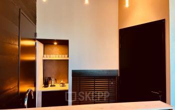 Kantoorruimte aan Deltazijde 20b in Blaricum toont een moderne pantry met donkere accenten. Het interieur is strak ingericht met een koffiehoek, ideaal voor kantoor huren.