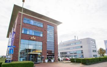 Kantoorpand aan Tolnasingel 1 - 3, Bodegraven, met moderne architectuur en ruime parkeerfaciliteiten.