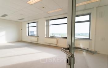 Lege kantoorruimte te huur gelegen aan Tolnasingel 1-3, Bodegraven. Ruime en lichte kamer met grote ramen en neutrale inrichting. Geschikt voor diverse bedrijfsactiviteiten.