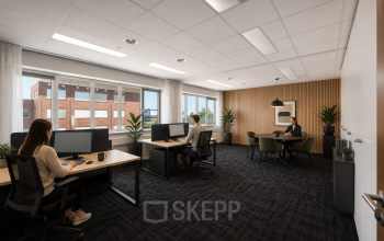 Moderne kantoorruimte te huur op Tolnasingel 1 - 3 in Bodegraven, met open werkplekken en een vergadertafel, ruime ramen en veel lichtinval. Ideaal voor zakelijk gebruik.