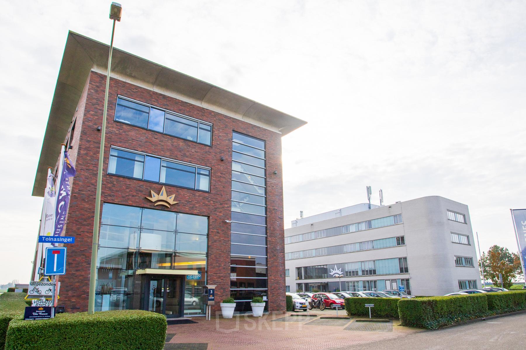 Kantoorpand aan Tolnasingel 1 - 3, Bodegraven, met moderne architectuur en ruime parkeerfaciliteiten.