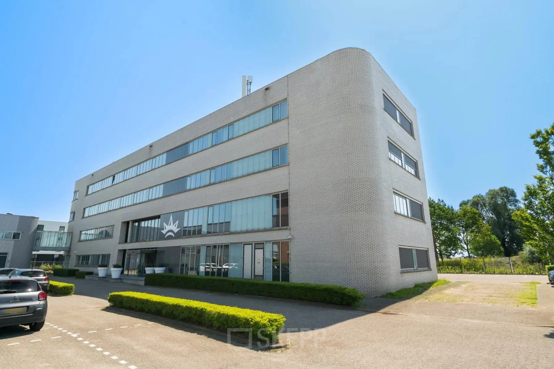 Modern kantoorpand op Tolnasingel 1 - 3, Bodegraven, met ruime parkeerplaatsen en strakke architectuur. Ideaal voor wie kantoorruimte wil huren.
