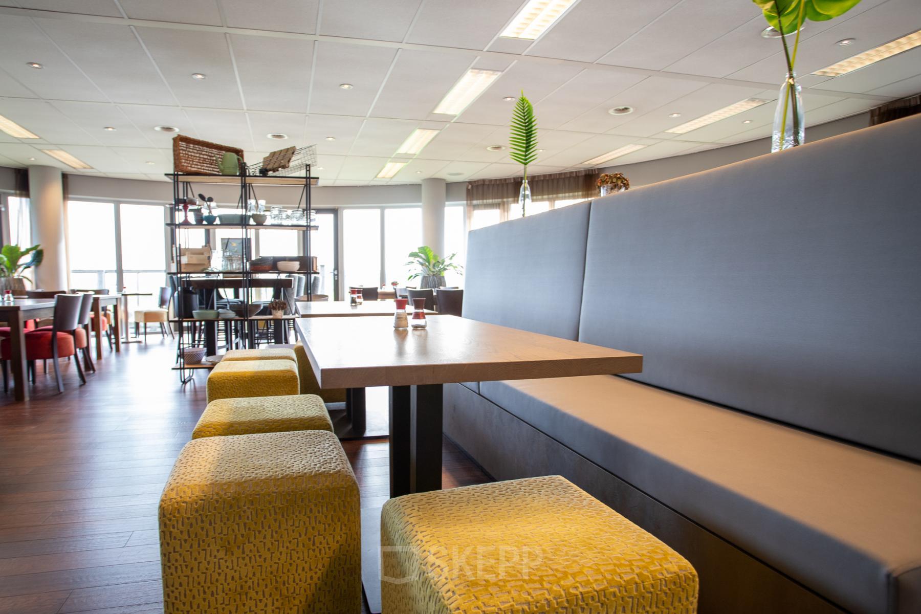 Open kantoorruimte huren met comfortabele zitplaatsen en moderne inrichting in het kantoorpand op Tolnasingel 1 - 3, Bodegraven.