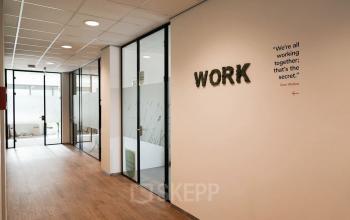 Heldere kantoorruimte in Bodegraven, Marktstraat 1-7, met glazen wanden en houten vloer, ideaal als kantoorpand voor verhuur.