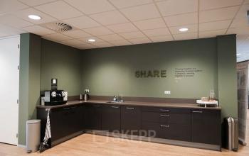 Moderne pantry in kantoorpand op Marktstraat 1-7, Bodegraven, voorzien van een koffiezetapparaat, waterkoker en wasbakken, perfect geschikt voor kantoorruimte huren.