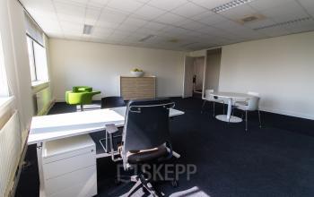Light and modern office rooms available