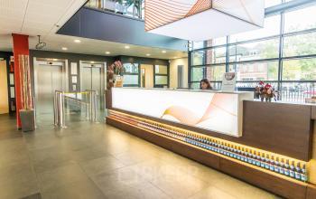 Modern kantoorpand op Ceresstraat 1 in Breda Centrum-Station met een grote receptie, rustig werkende medewerker en uitnodigende entree. Ideale ruimte voor kantoorruimte huren.