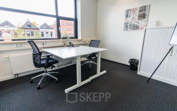 Moderne kantoorruimte te huur op Ceresstraat 1, Breda Centrum-Station met bureau en stoelen, uitzicht op stadsgebouwen.