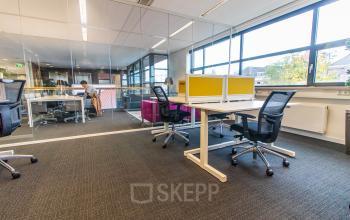 Moderne kantoorruimte te huur in Breda Centrum-Station met glazen scheidingswanden, veel daglicht en werkplekken met ergonomische kantoormeubelen. Ideaal voor iedereen die kantoorruimte wil huren op Ceresstraat 1.