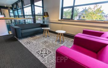 Moderne, kleurrijke kantoorruimte op Ceresstraat 1, Breda Centrum-Station, met comfortabele zitplaatsen en grote ramen. Ideaal voor kantoren die gezelligheid en stijl waarderen. Geschikt voor kantoorruimte huren.
