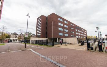 Kantoorpand aan Ceresstraat 1 in Breda Centrum-Station, omgeven door straatstenen en met moderne architectuur. Ideaal voor kantoorruimte huren.