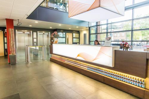 Modern kantoorpand op Ceresstraat 1 in Breda Centrum-Station met een grote receptie, rustig werkende medewerker en uitnodigende entree. Ideale ruimte voor kantoorruimte huren.
