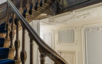 Verfijnde trap in het kantoorpand op Catharinastraat 16, Breda Centrum-Station, met elegante houten leuningen en historische details.