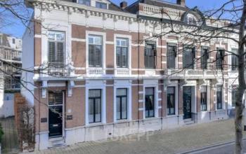 Buitenkant van een statig kantoorpand aan de Sophiastraat 40 40 in Breda Centrum-Station, geschikt voor kantoorruimte huren.