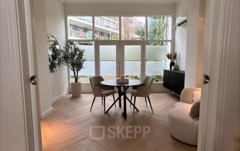 Moderne kantoorruimte in Breda Centrum-Station op Sophiastraat 40-40 met een neutraal interieur inclusief tafel en stoelen bij het raam. Ideaal voor bedrijven die een kantoorpand willen huren.