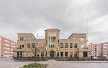 Vooraanzicht van een indrukwekkend kantoorpand aan de Ceresstraat 13 in Breda Centrum-Station. Het gebouw heeft een klassieke uitstraling met bakstenen en grote ramen.