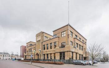 Het kantoorpand aan de Ceresstraat 13 in Breda Centrum-Station toont een historisch gebouw met een ruime parkeerplaats aan de voorzijde.